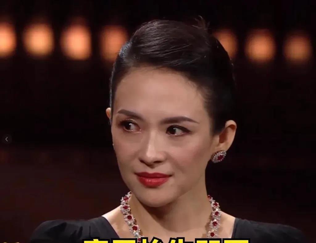 近日，章子怡在活动中与20年老粉相遇。老粉深情讲述多年追随，言语间满是对她的支持