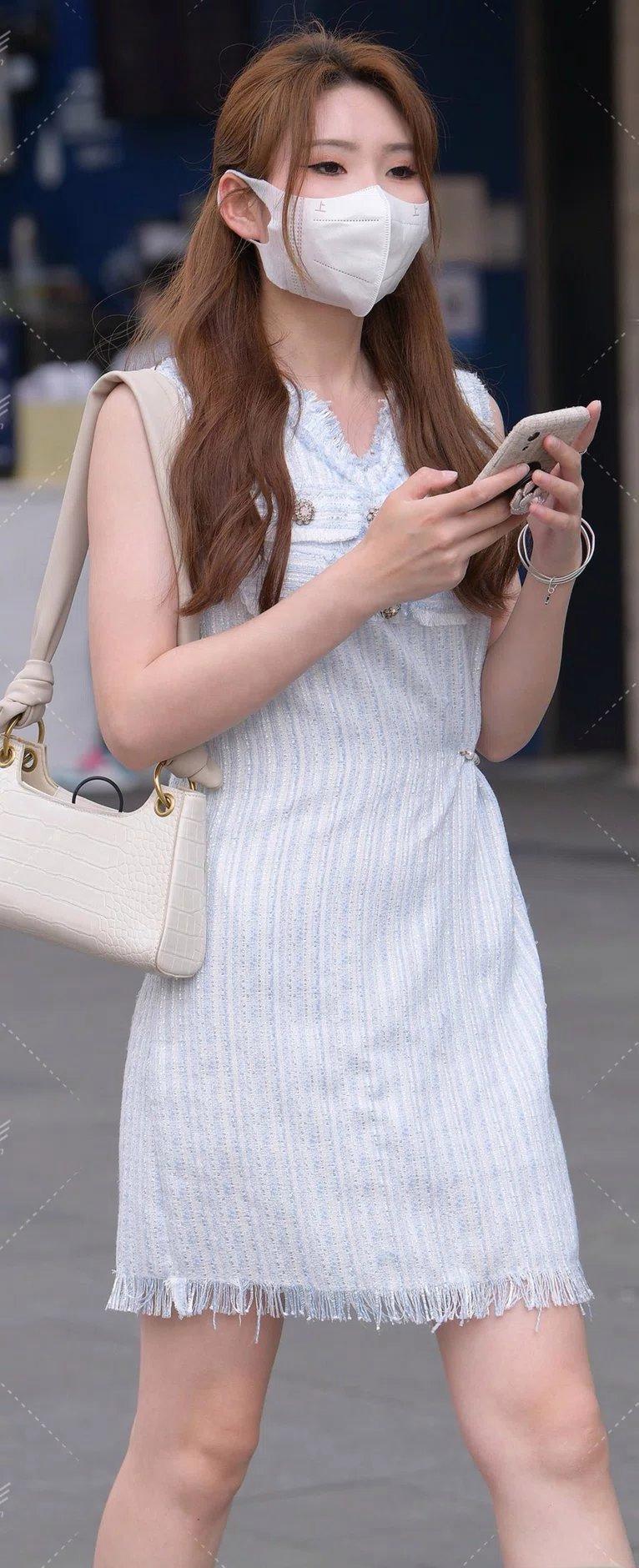 小香风不藏锋芒了，流苏一甩，通勤秒变春风里散步。粗花呢配运动鞋，老钱风直接下凡