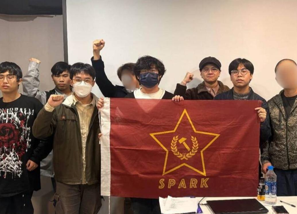 赖清德这回恐怕是真的要睡不着觉了！就在几天前，台北街头突然冒出一群热血青年，不仅