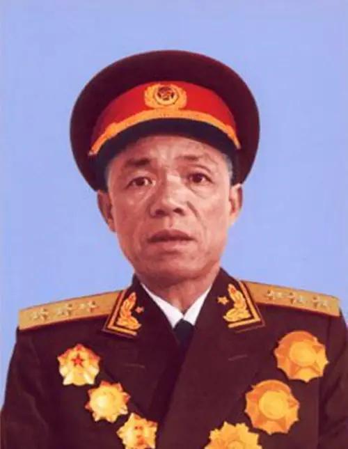 1981年冬，韩先楚站在红安破旧的县委招待所，望着满屋披着破棉絮的老乡，电话拿起