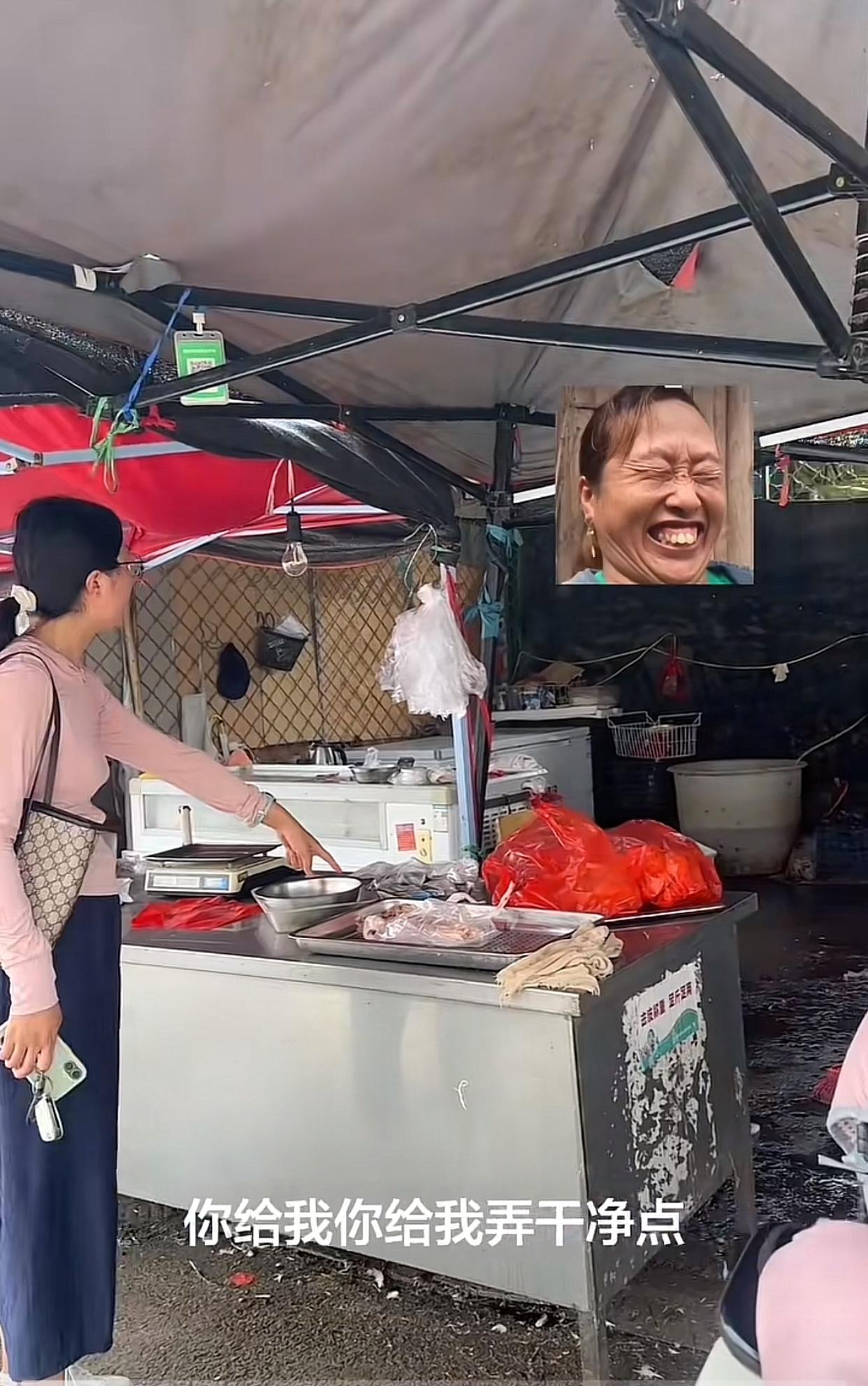 江苏徐州，一女子到菜市场买鸡，卖鸡的大婶把鸡给处理好装袋后，女子指着袋子里的鸡说