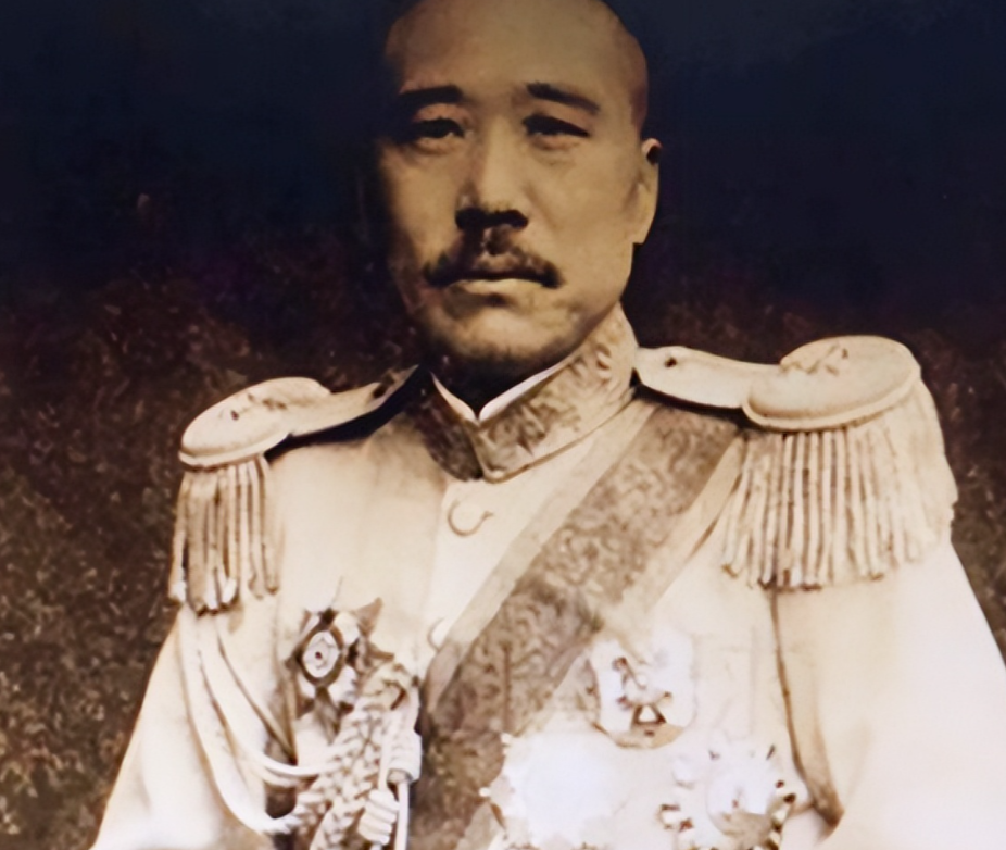 1927年，济南遭遇大旱，“狗肉将军”张宗昌来到龙王庙求雨不成，恼羞成怒，当即架