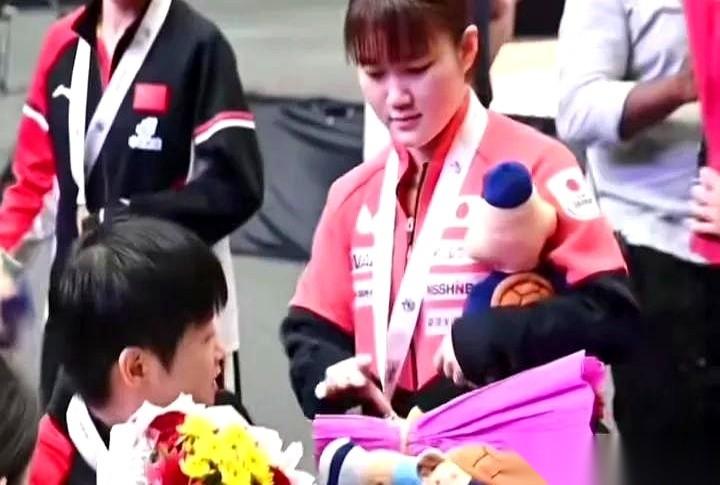 真的，我一个女的，看孙颖莎都快被帅晕过去了。就那个跟对手交换完礼物之后。人家