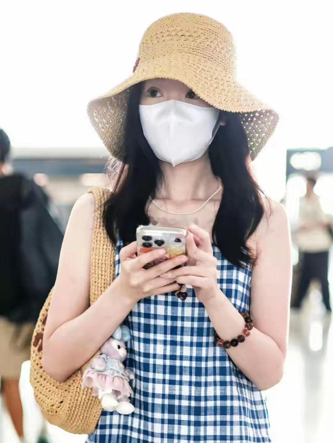 毛晓彤机场被偶遇，穿格纹吊带裙搭配拉菲草渔夫帽，日常又时髦​​​