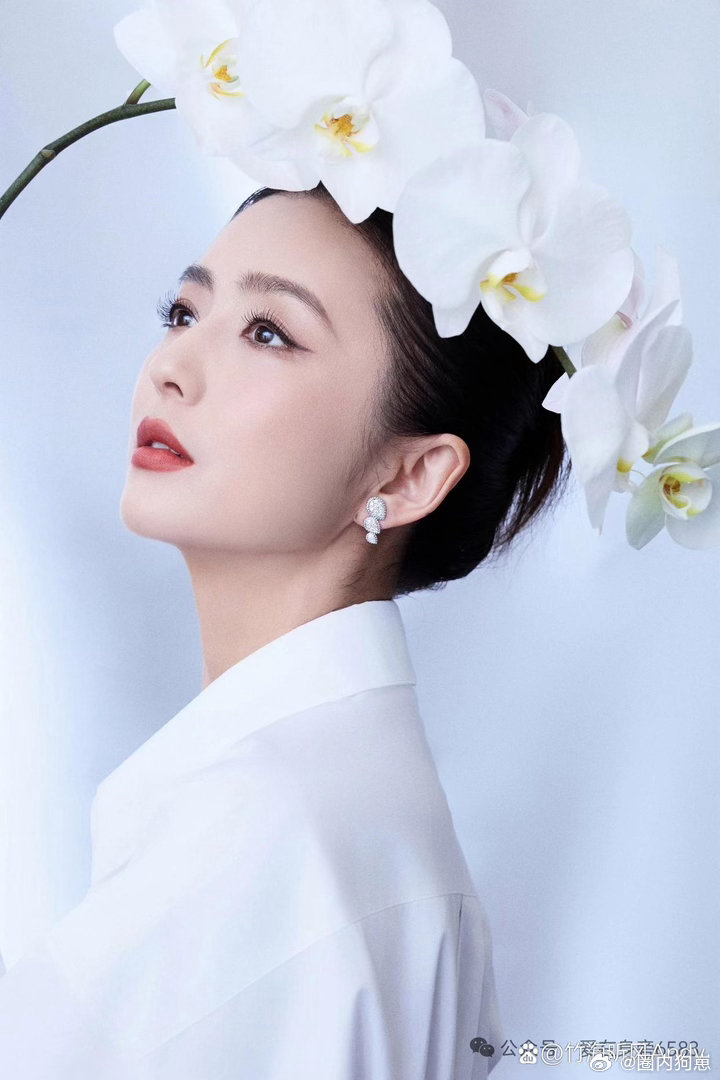 佟丽娅氛围感写真惊艳十足，眉眼风韵动人，每一帧画面都尽显极致美感