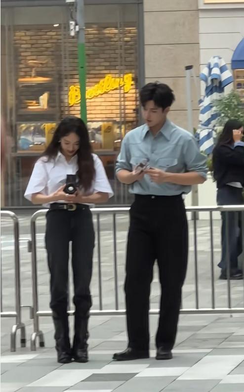 偶遇宋茜陈飞宇拍摄！网友透露，在厦门万象城遇到他们，应该不是拍戏吧，宋茜穿着白衬