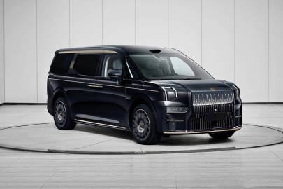 极氪009是真的越看越对味✨尤其是暗夜紫配色，光线底下质感拉满，低调又有格调。