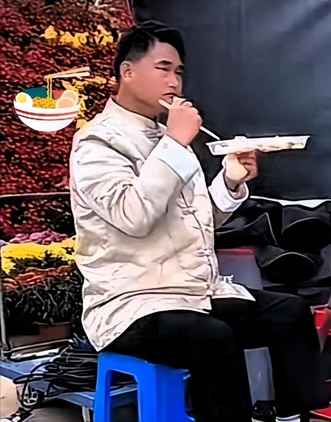 商演结束，主办方一声不吭把他安排在二号桌，主桌宾客推杯换盏、热闹喧嚣，旁边全是陌