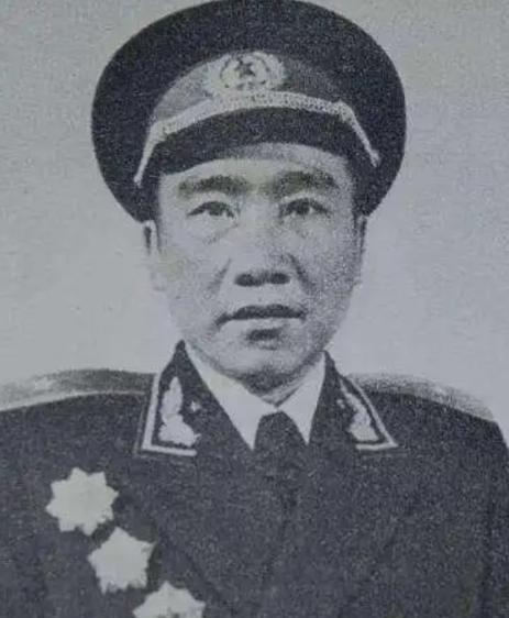 1955在举行授衔仪式之际，他竟猛地一把扯下肩章，而后扬长离去，紧接着便立下了