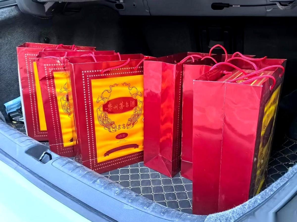 茅台贩子的心理防线，今天又崩了一次。眼看就要过年了，一年里送礼的最高峰，结果呢