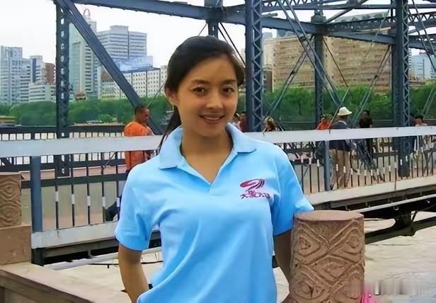 四川女主播佟瑶杭州出差路上突然“尿急”就钻进路边草丛上了个厕所，谁知十分钟之后，