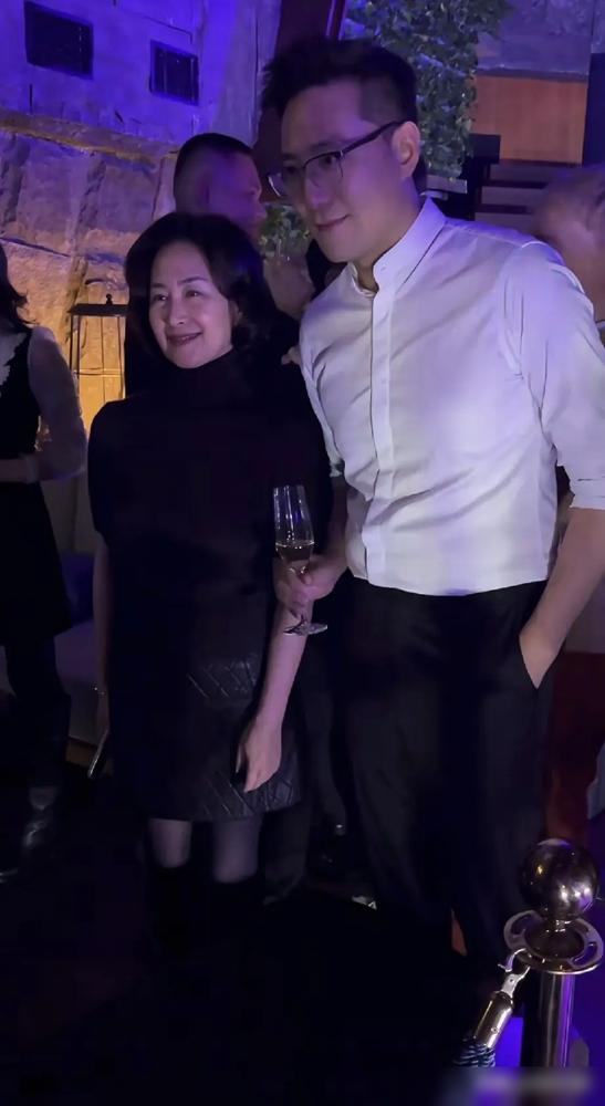 何超琼这次穿得是真讲究，绿色翡翠耳环一看就价值不菲，头发梳得一丝不苟。63岁