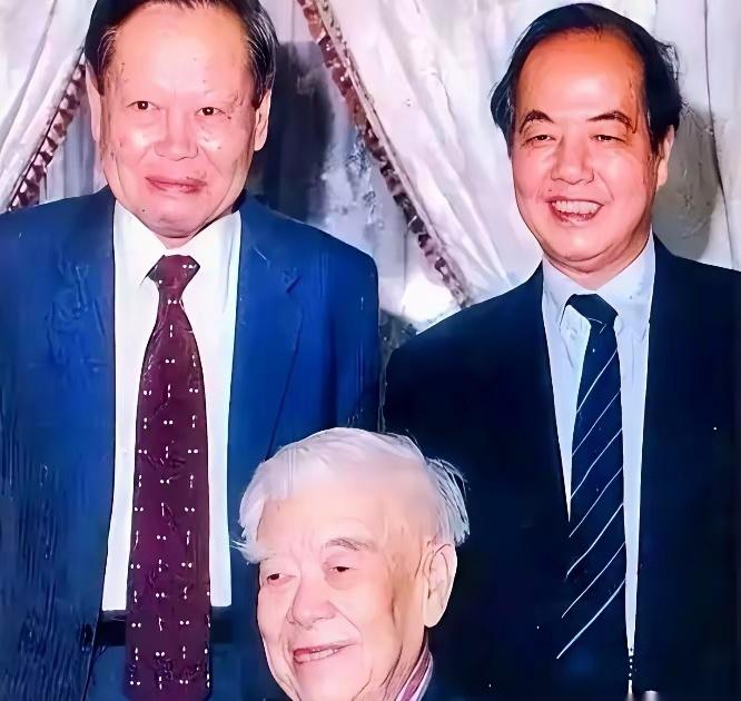 一辈子王不见王，老死不相往来的两个人，居然同框了。能让杨振宁和李政道这两个掰了