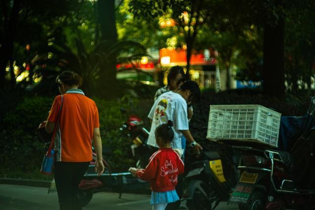 邻家闺女离婚了，无家可归，便抱着儿子回了娘家。大妈想把自己的房子过户给女儿，想不