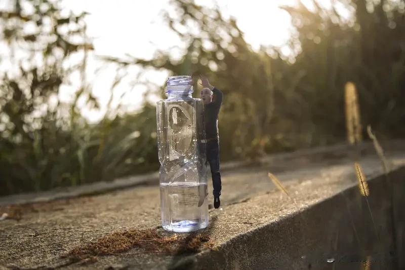 水瓶座命中的真爱，那可是有独特模样。水瓶男爱到极致，在爱人面前像小孩，爱牵对方的