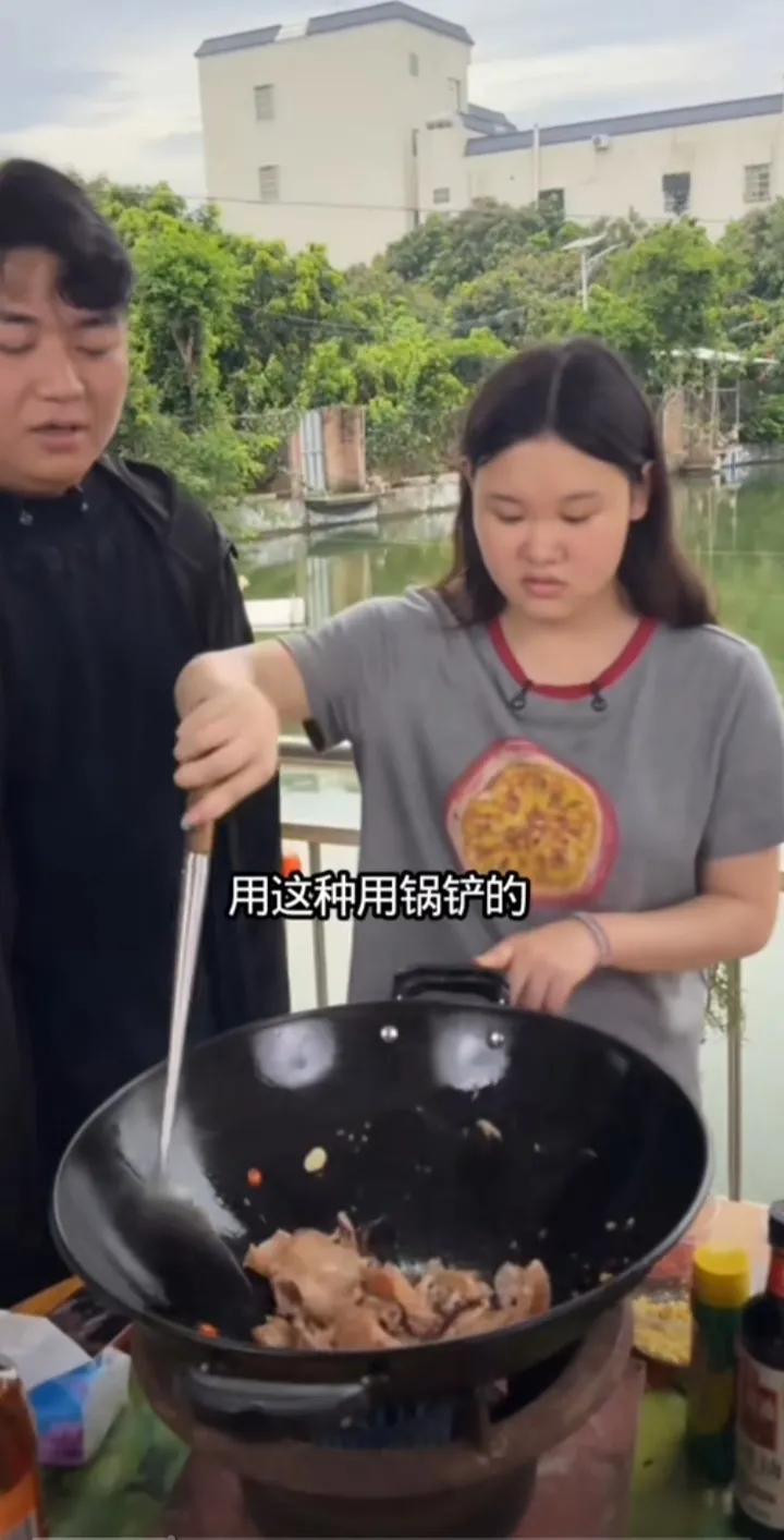 张家齐感觉没有什么生活经验，炒菜不知道怎么炒，全进华防水进锅里，有滋滋声，张家齐