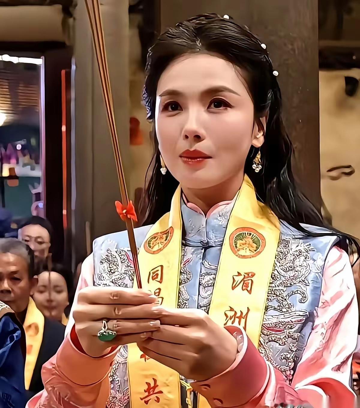刘涛这事，真有点玄乎。她连着三年，每年准时跑去福建湄洲岛，不是旅游，不为站台，