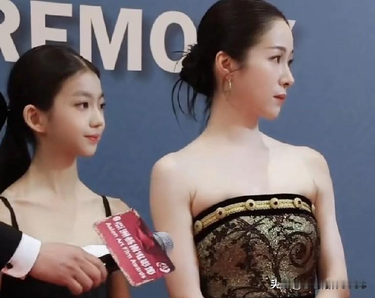 江一燕的女儿继承了妈妈的优良基因，模样甜美可爱。这小姑娘还是个左撇子，被拍到用左