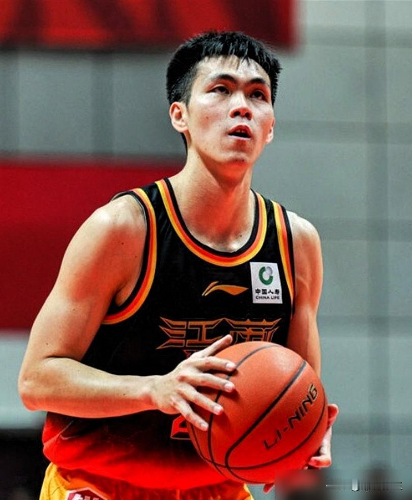 都别聊换谁了，这帮爷们儿缺的根本不是技术。春节四周集训，连除夕夜都在练。为什