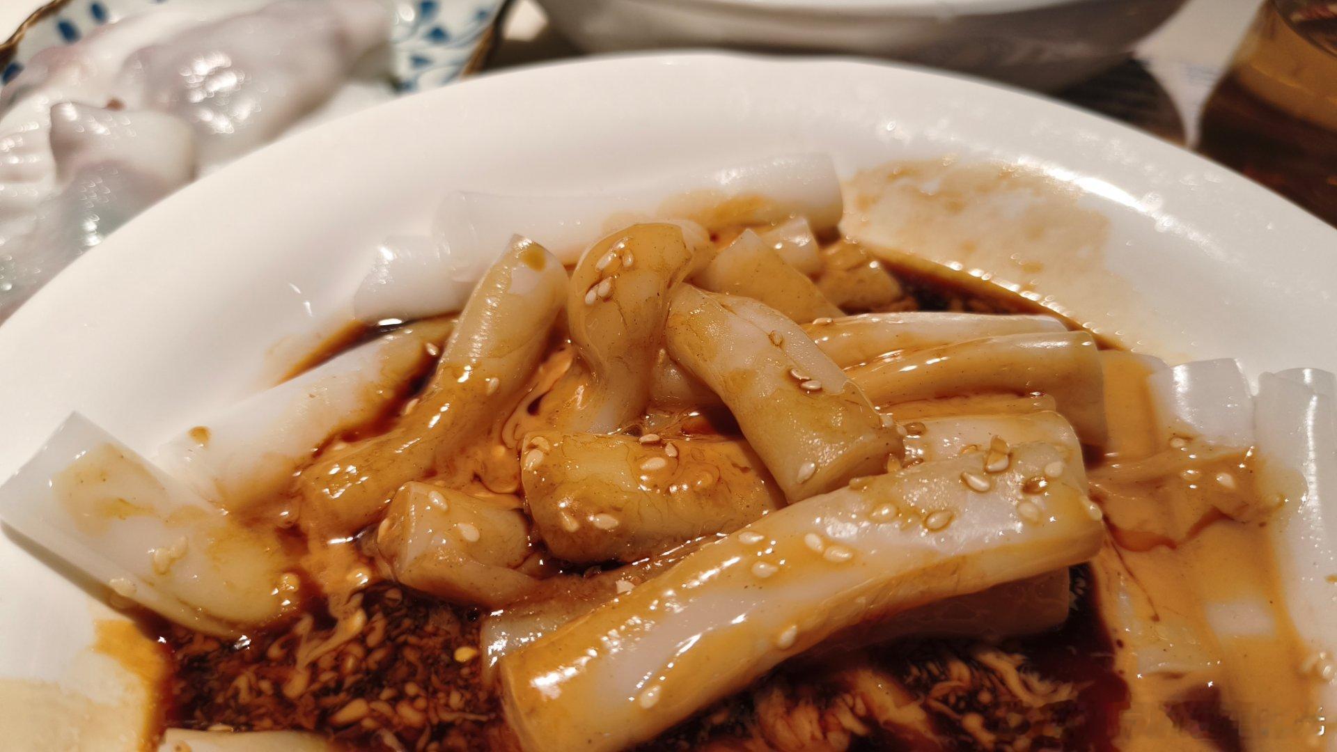 广东菜真好，不油腻，同时又很有营养，这种蒸菜和白灼是非常科学的做法，配上热茶，吃