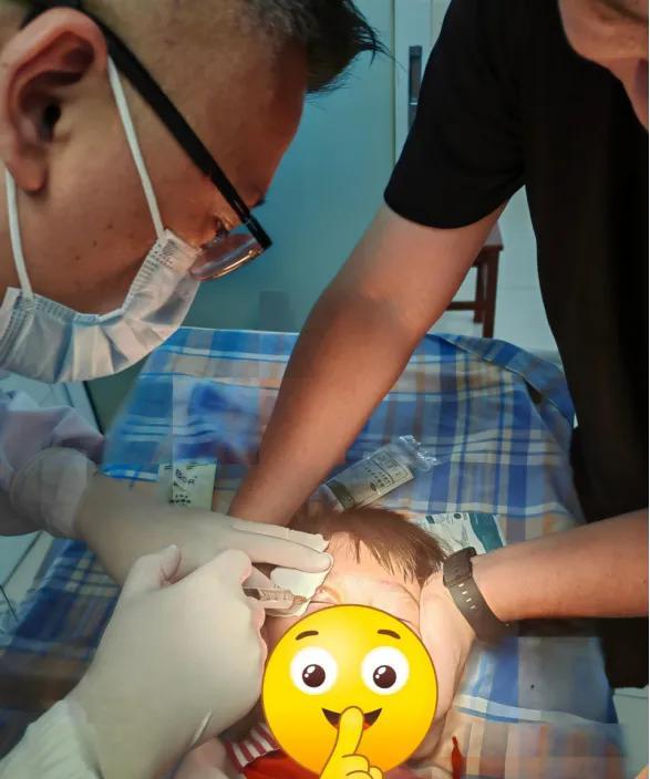 浙江杭州，一对年轻夫妇，怎么也没想到，自己养了多年的“乖狗”，会趁他们转身的工夫