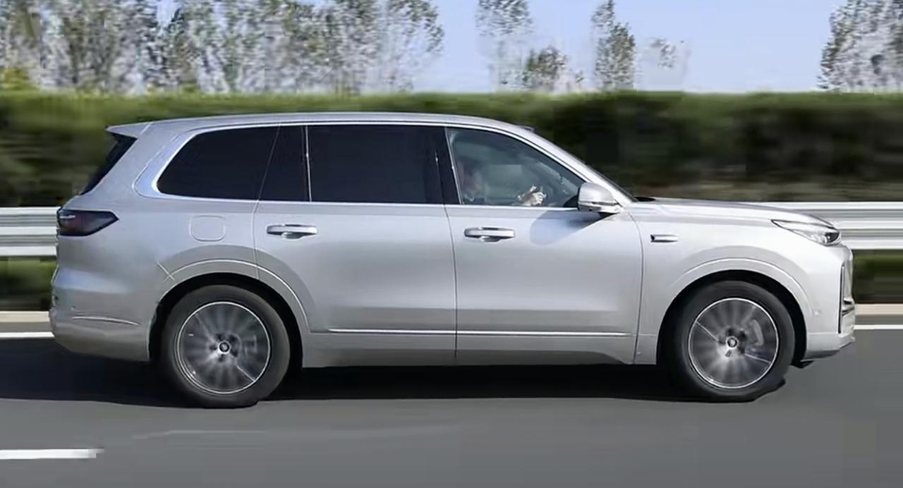 17万，买一个车长5米2的大型SUV，真挺香的。吉利银河M9，外观不错，侧面