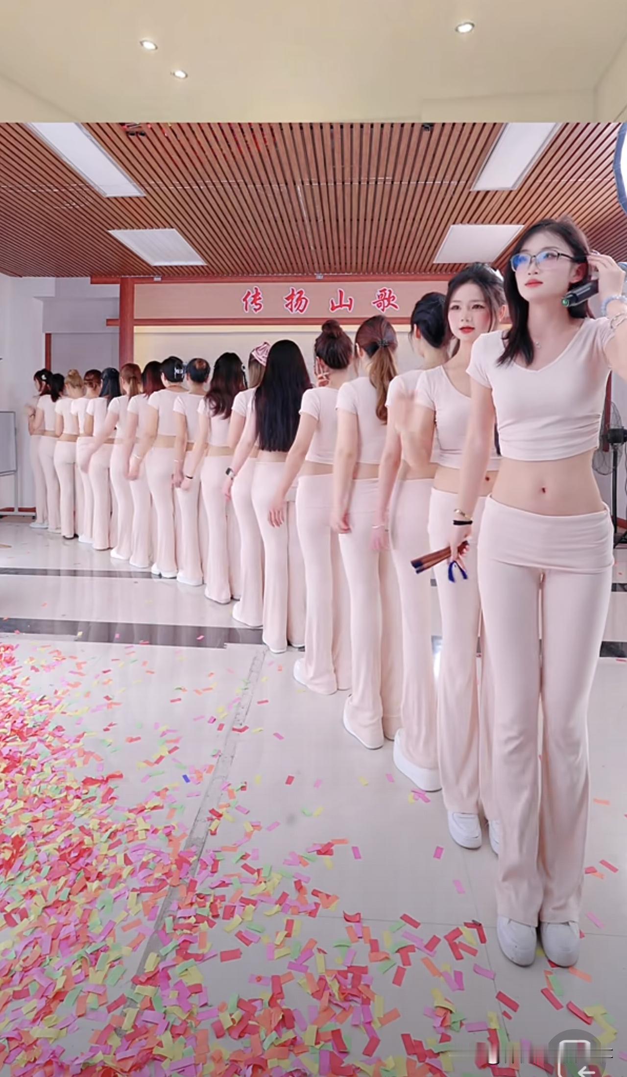难怪现在进场打工都看不到美女了，原来都在这里，以后想进厂找个媳妇儿都难了，所以还