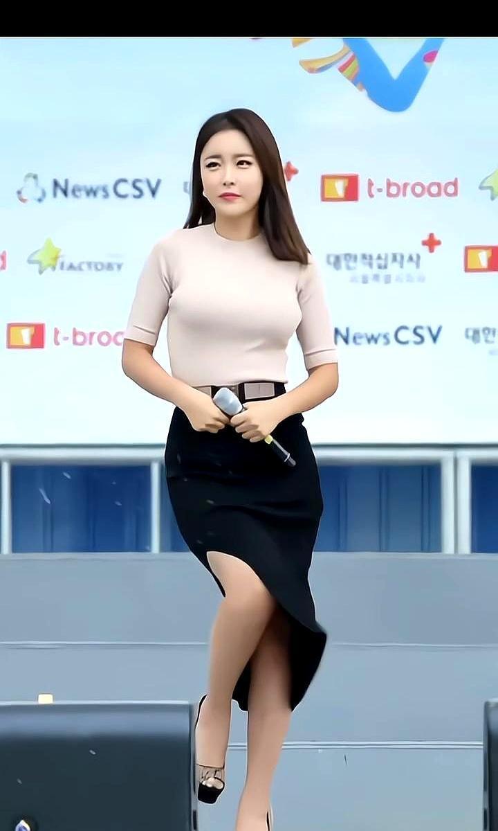 43岁泳装绝杀！洪真英用腹肌粉碎谣言，这才是顶流的危机公关教科书！去年底小腹