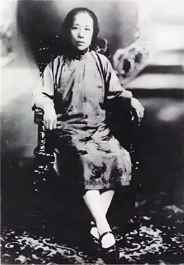 1941年，64岁的何香凝在逃港途中，被一伙人开枪逼停了船，船长绝望了，何香凝却