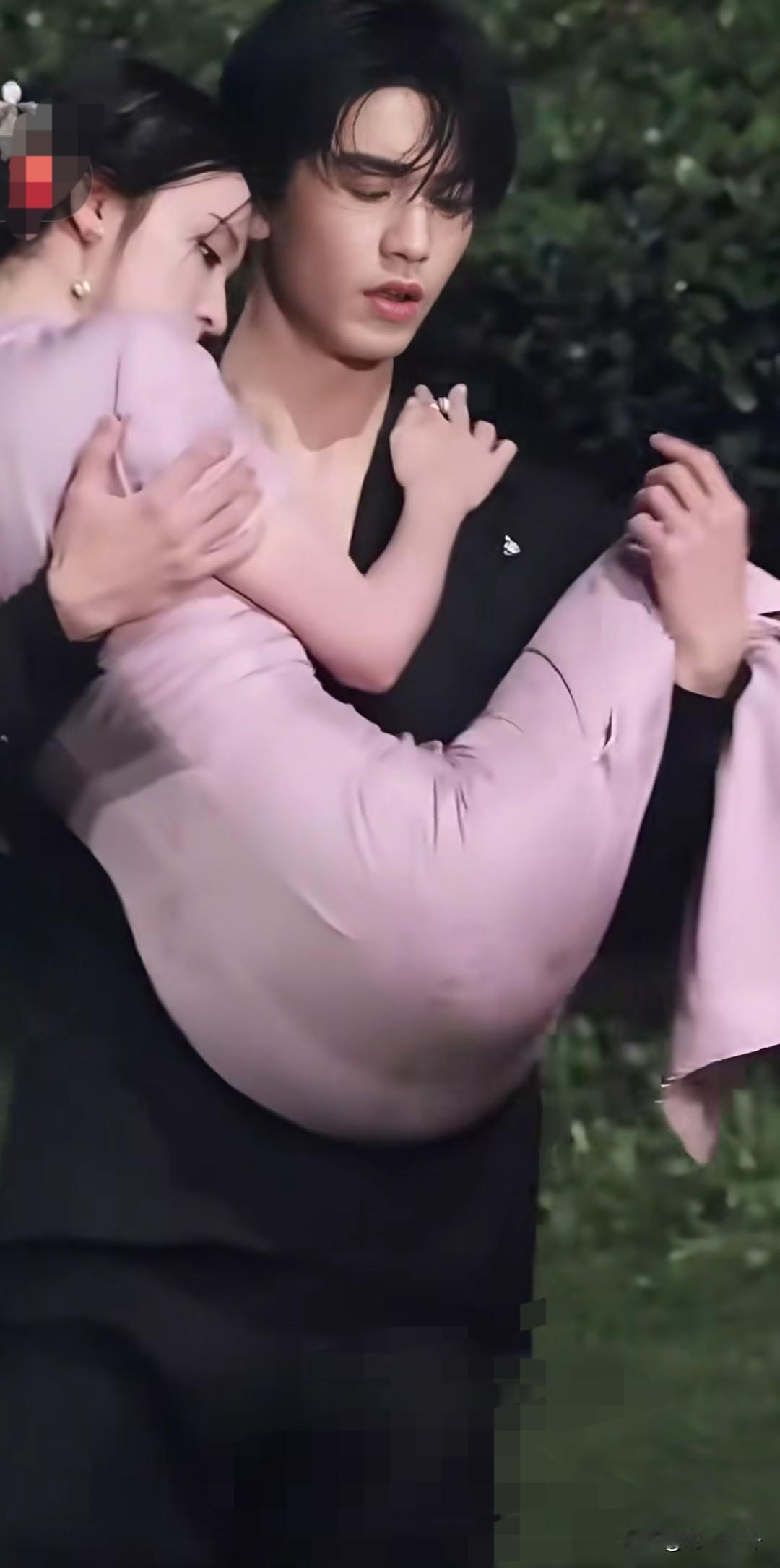 张凌赫公主抱王楚然，尽显美好身材，氛围暖昧[捂脸哭][捂脸哭][捂脸哭]