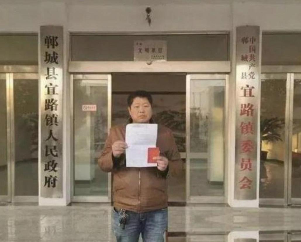 你敢信吗？一个人在外面顶着烈日蹬了23年三轮车，风里来雨里去，快50岁的时候溜达