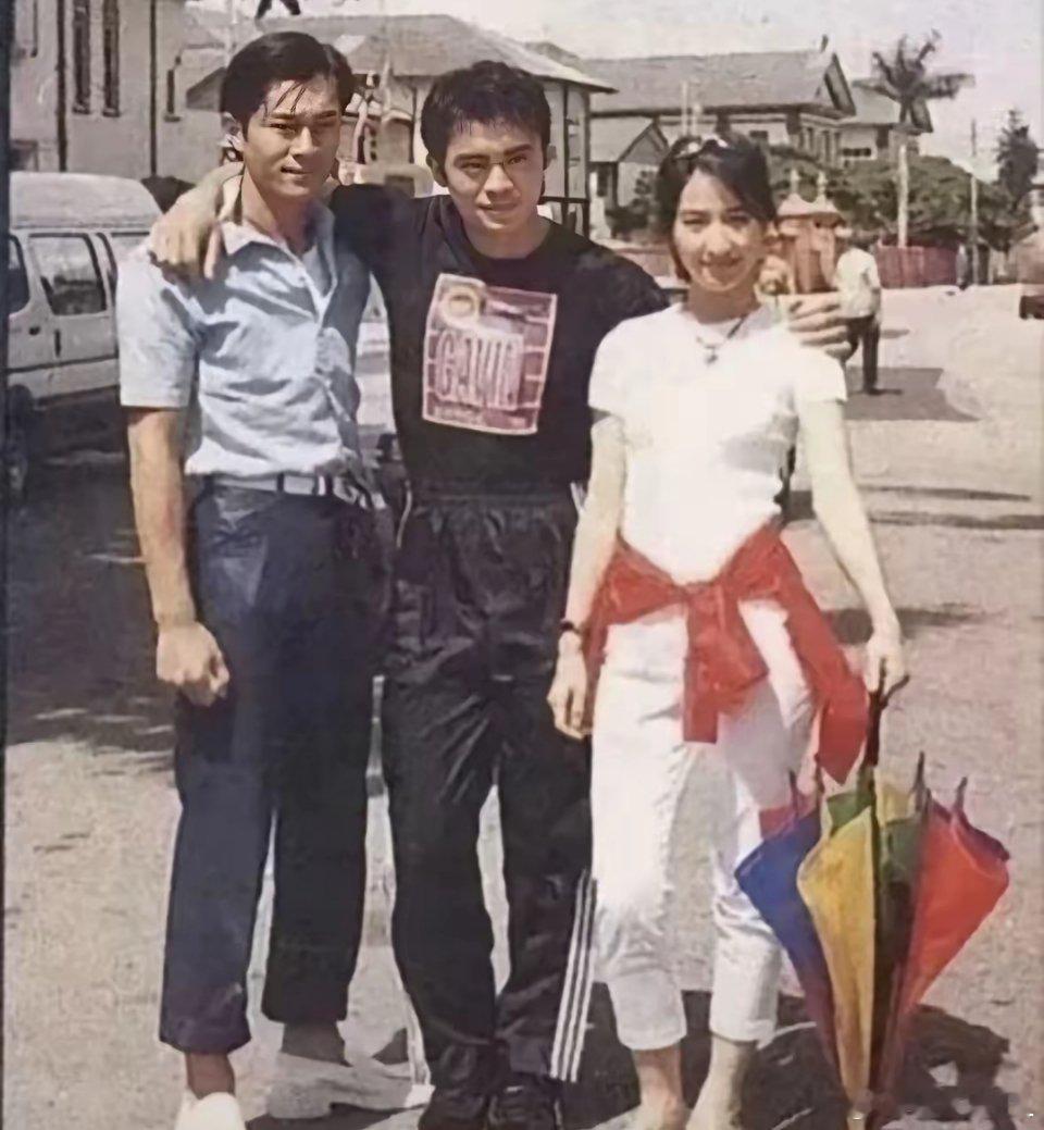 这张照片拍摄于27年前，能认出来三人的，估计都儿女绕膝了吧！​​​