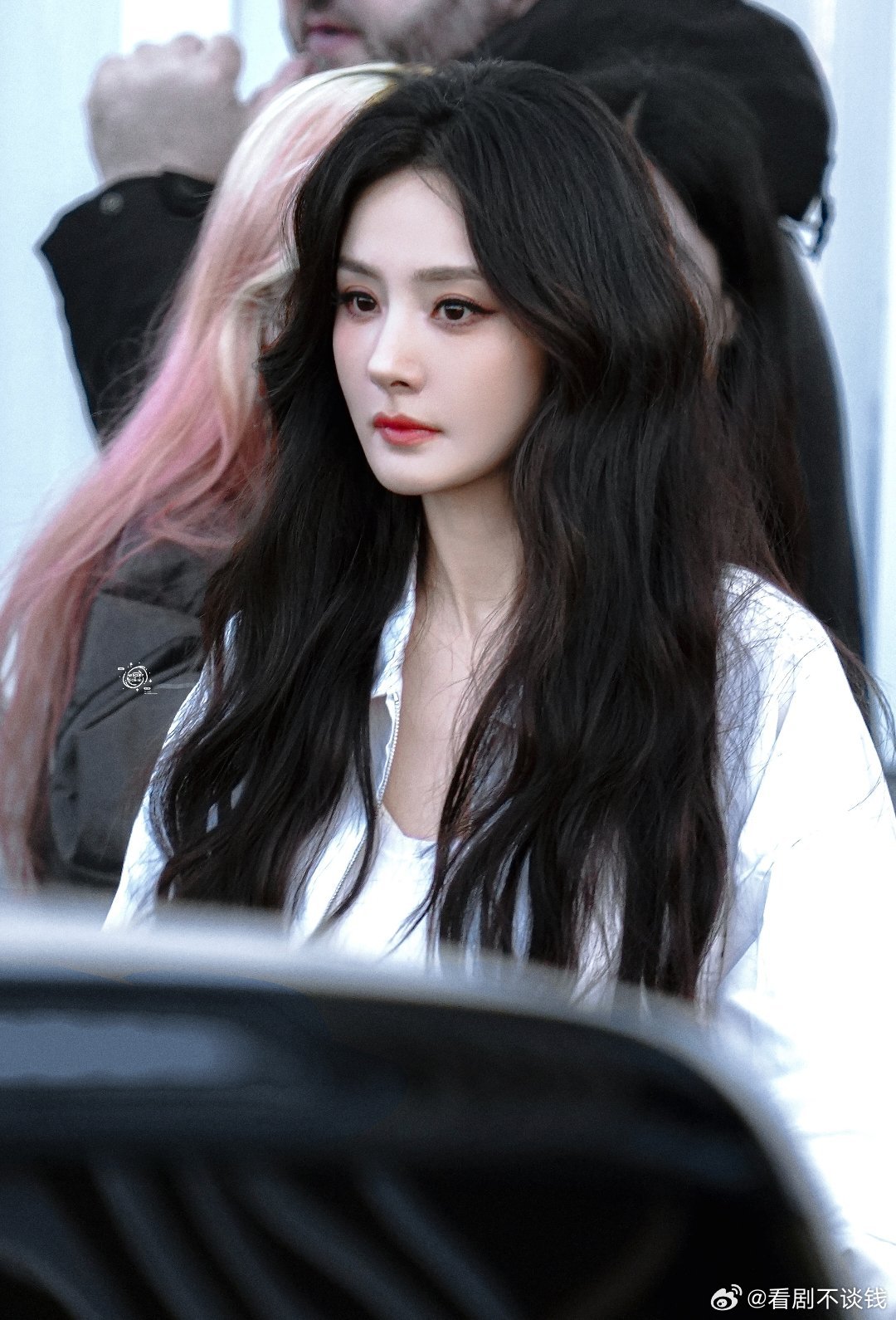 杨幂巴黎时装周看秀造型真的好像长大后的小时代林萧好有故事感