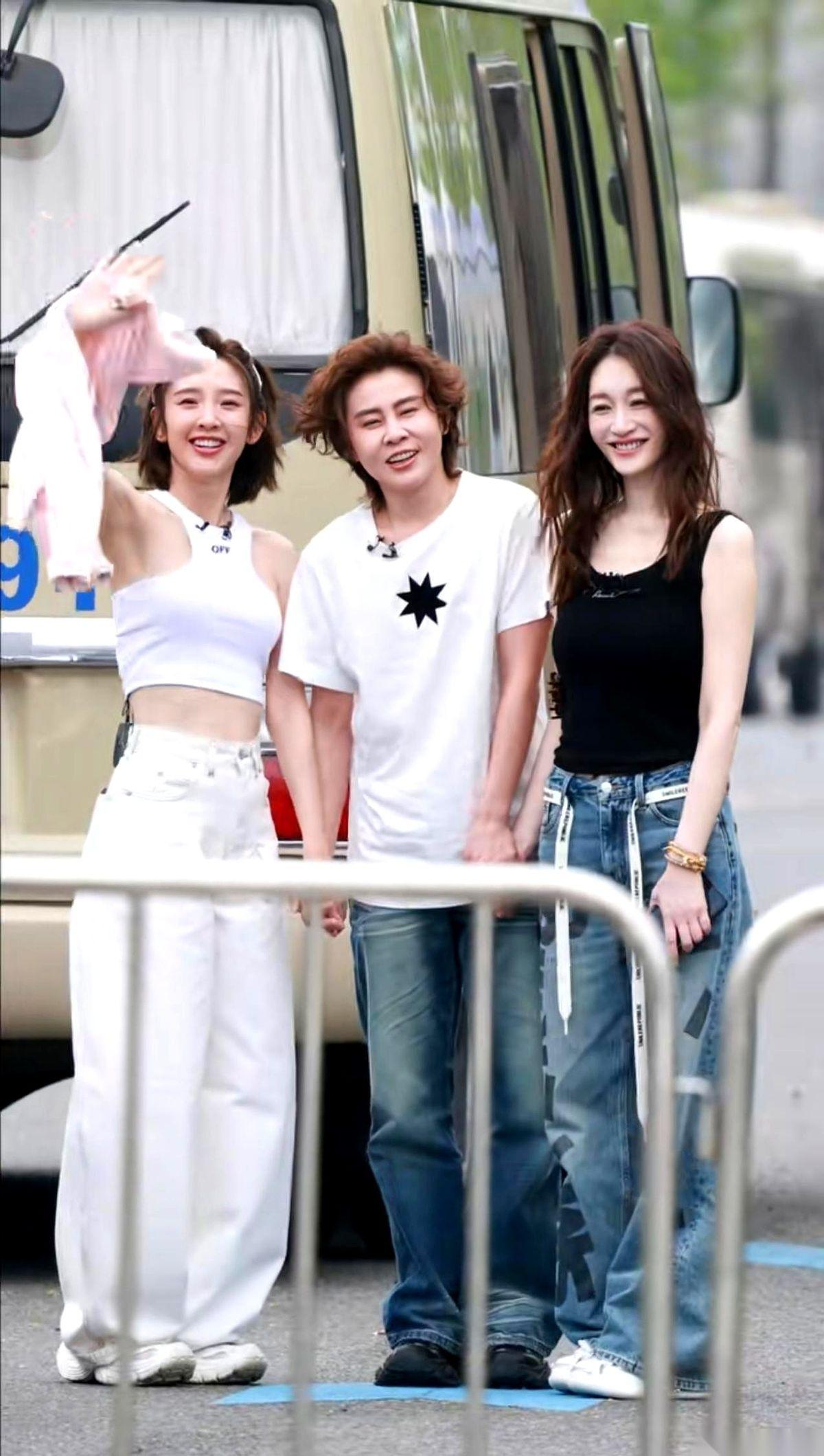 那张照片真有点意思，王濛、唐艺昕、李小冉，三个人站一排。旁边两位，是公认的美女