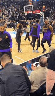 细节见人品，都知道勒布朗二十年如一日的习惯，也是他的标志性开场动作“抛洒镁粉”，