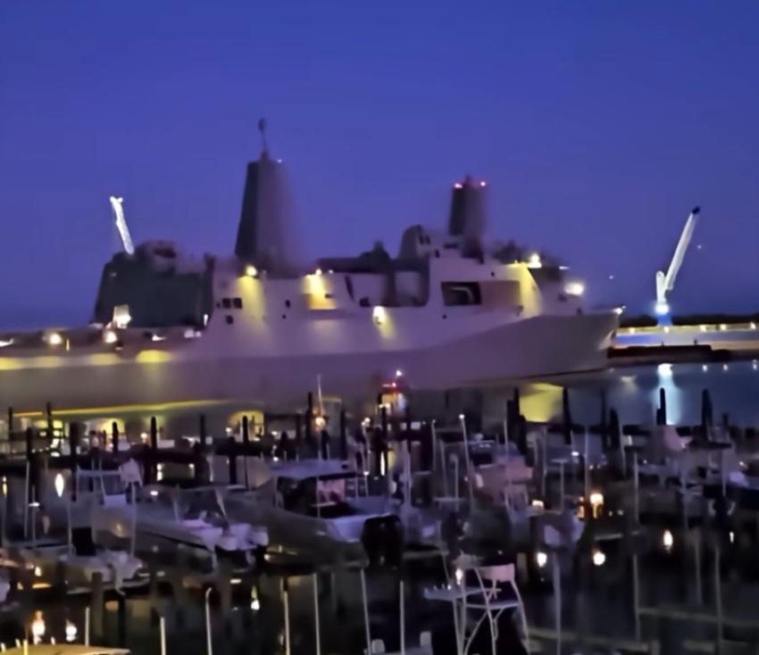 3月3日晚，美国海军“阿灵顿”号两栖船坞运输舰正在诺福克港连夜装载，虽一艘船并不