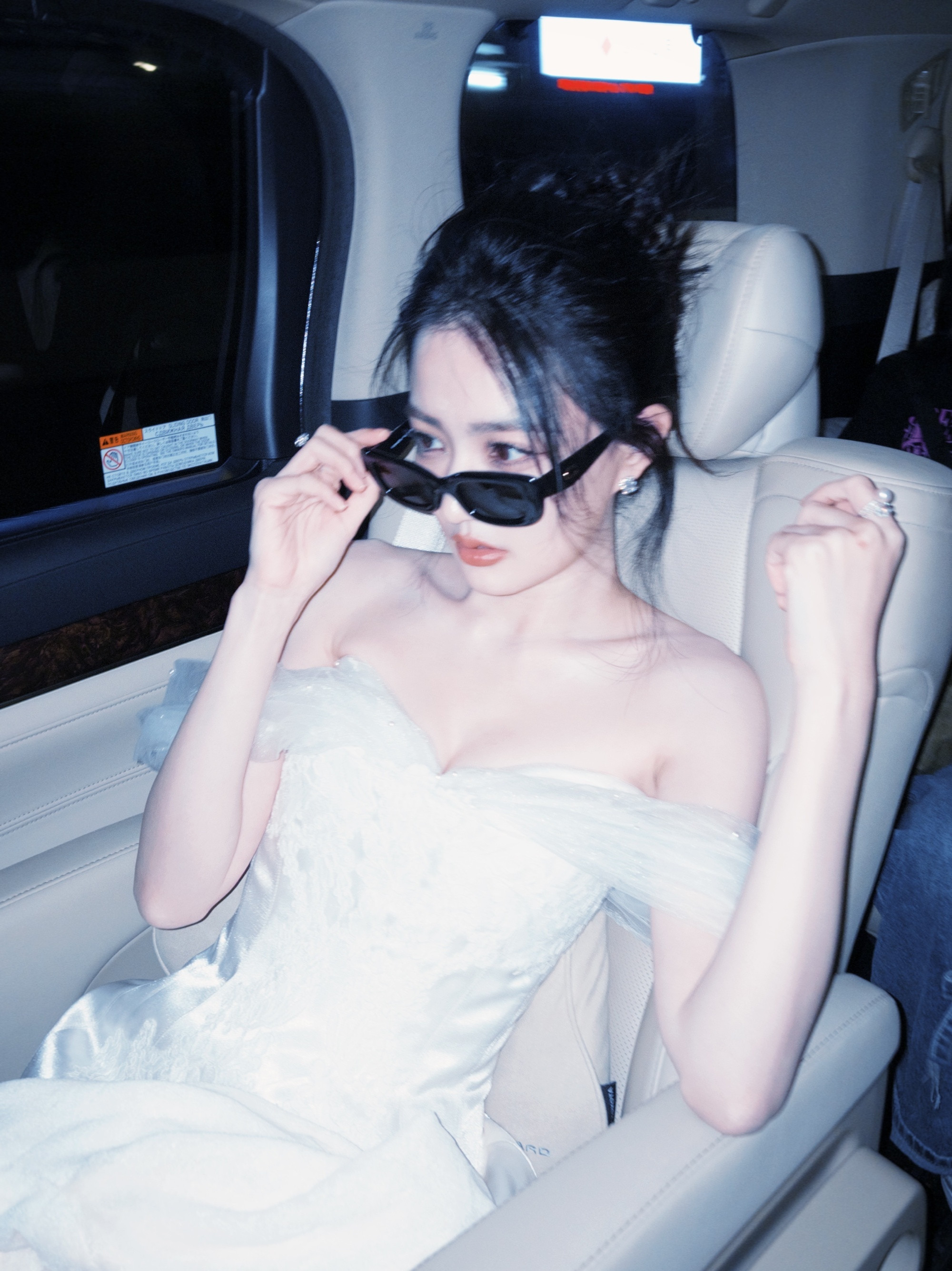 徐璐，一袭白纱短裙，精致柔美的公主。徐璐