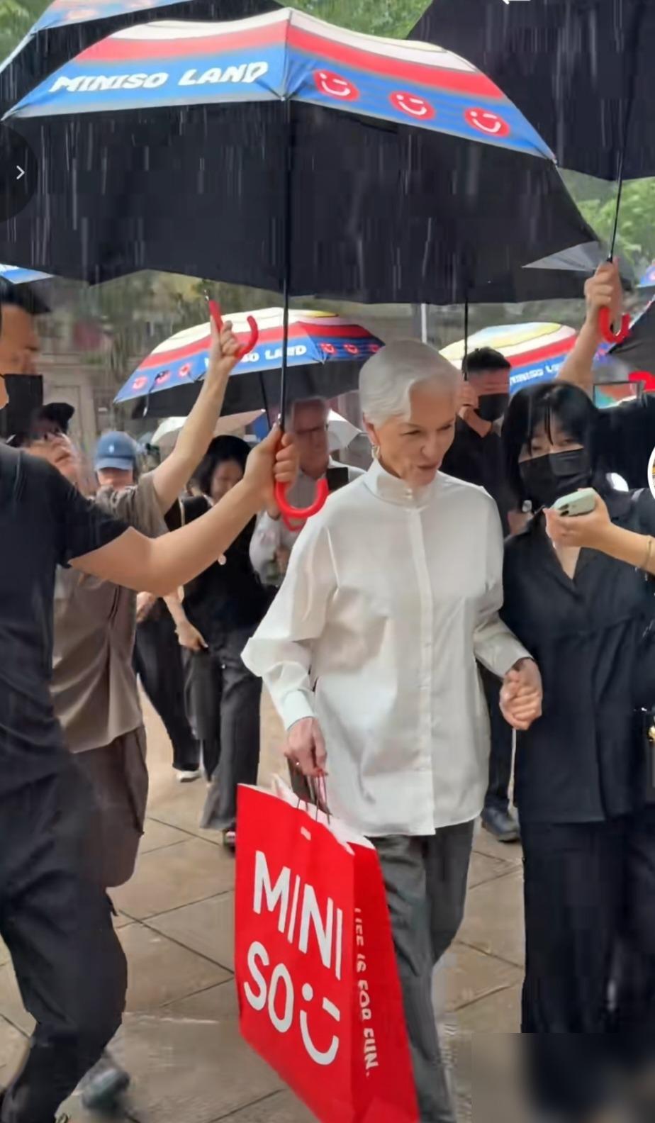 2026年8月22日，上海南京东路名创优品，一位银发奶奶一口气买了1638块的玩