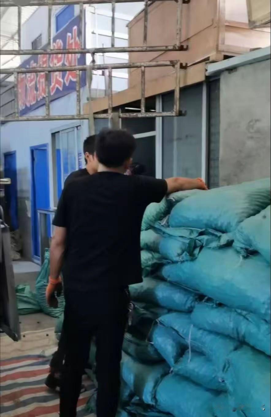 真是让人琢磨不透！明明拿出了足够的证据，却仍然被认定无主货物低价拍卖。秦先生
