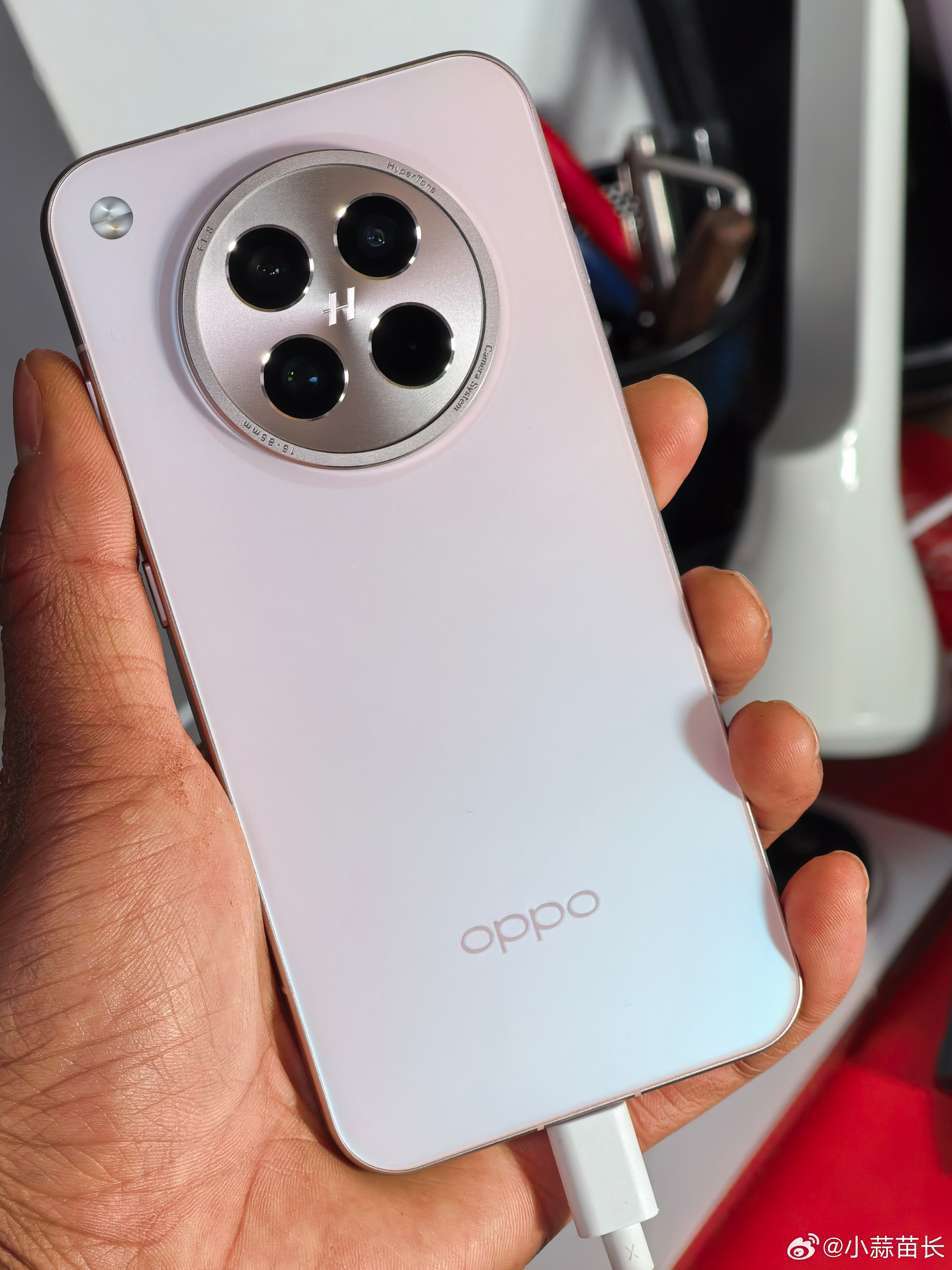 这几天把玩OPPO的FindX8s，不得不说，手感是真TMD爽，小巧轻便，机