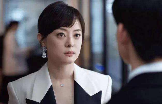 当城中村群演穿着未拆吊牌的做旧工装、手握星巴克道具杯出镜，《蛮好的人生》豆瓣评分