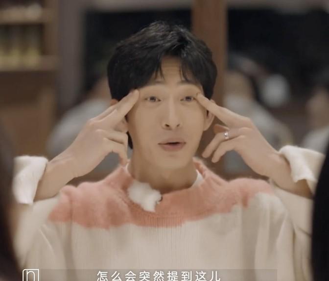 袁咏仪问井柏然：“公司给你谈恋爱吗？”井柏然的目光闪烁地从袁咏仪那看到了娜姐，然