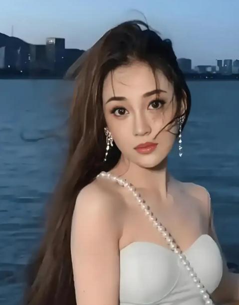 2018年，吴秀波包养了陈昱霖足足7年，这场维系多年的私下情谊，最终随着吴秀波的