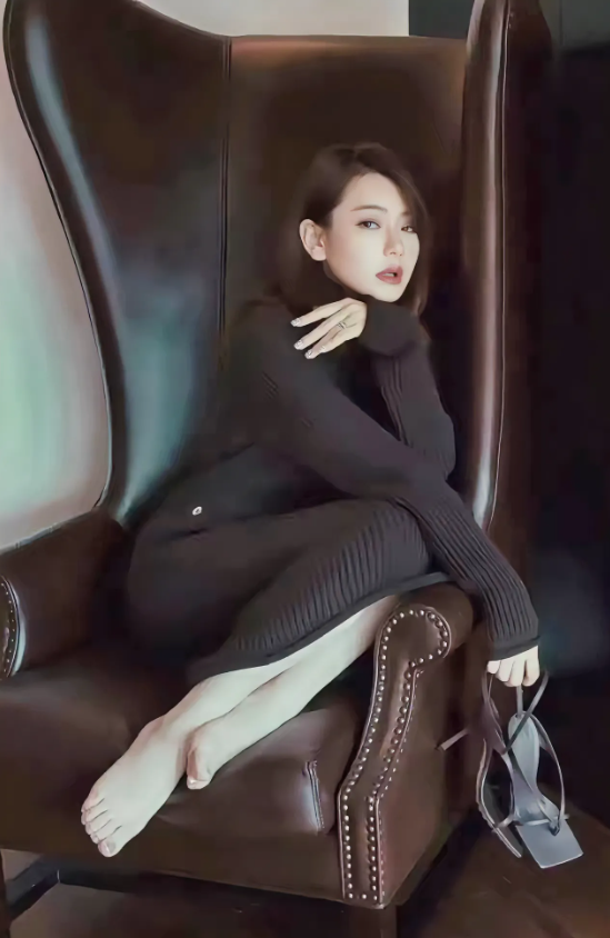 戚薇，169cm，从头美到脚，五个脚趾头真好看，你们看看是不是呢？