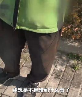 上海一名女子在河边散步时，看见一个正在拾荒的流浪男子，他衣衫单薄，手里拿着一个蛇