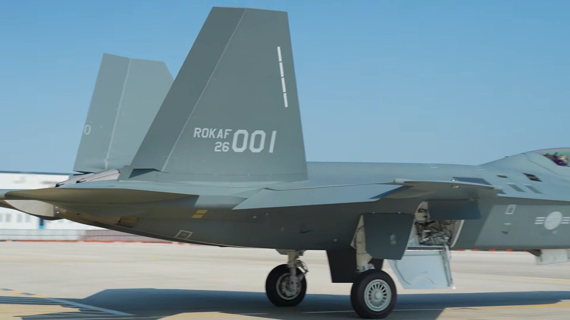 进展很快啊，韩国首架量产型KF-21“准五代机”完成首飞！根据韩国媒体的报道，当