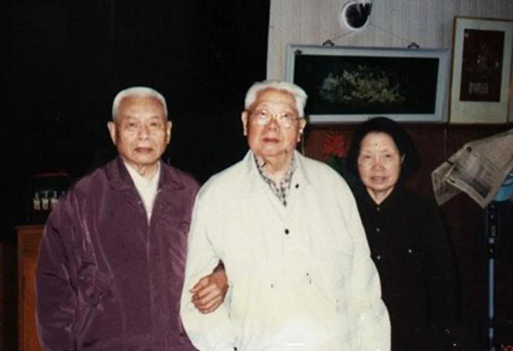 陈锡联夫妇与常仲连将军合影。常仲连，开国少将，战功赫赫，曾首创高炮夜战击落敌机。