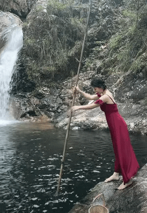 这水看起来有10米深。小姐姐最后吓了一跳。