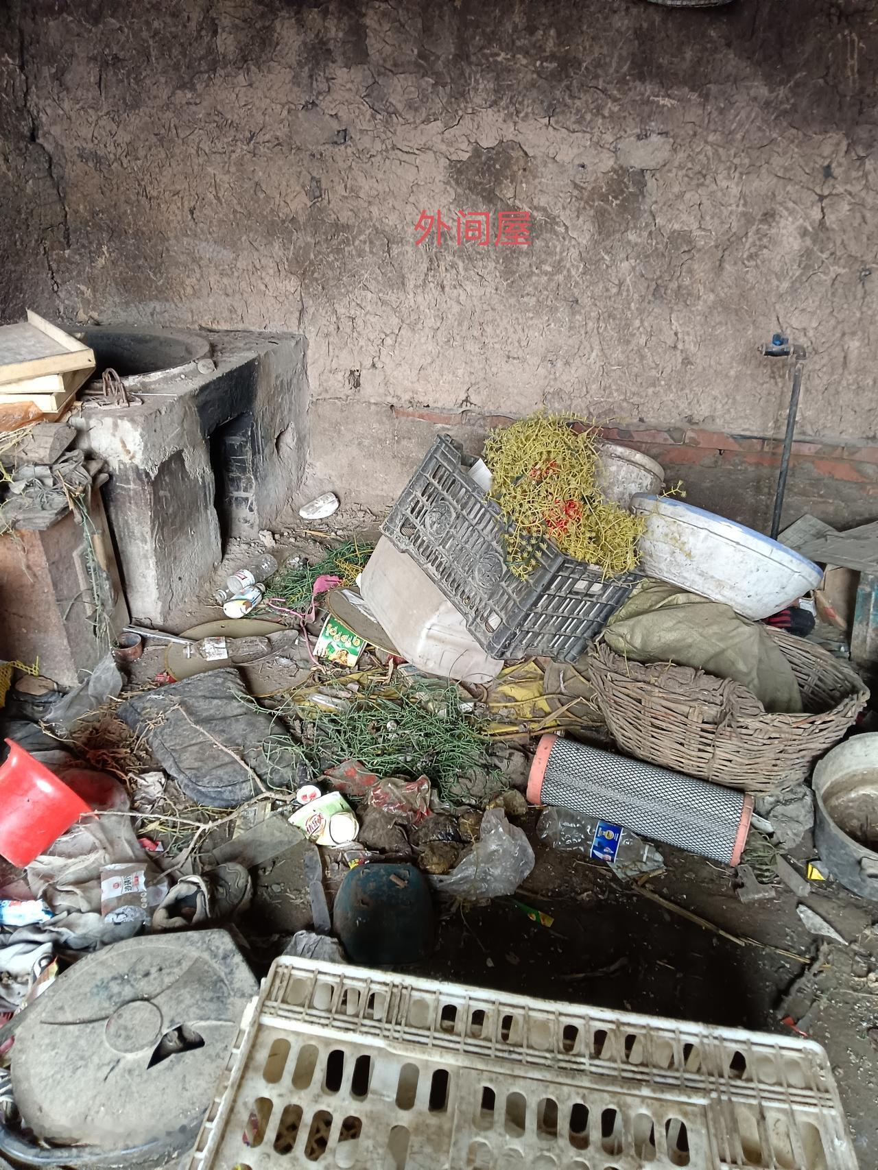 谁见过这么邋遢的人家，现在居然还有这样的家庭，一家8口人居住在这样的两间房里，夫