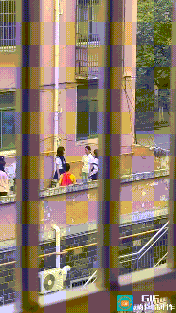 学校霸凌？网友拍摄一幕，据说是安徽合肥的，几个女孩子打一个女孩子，请核实处理